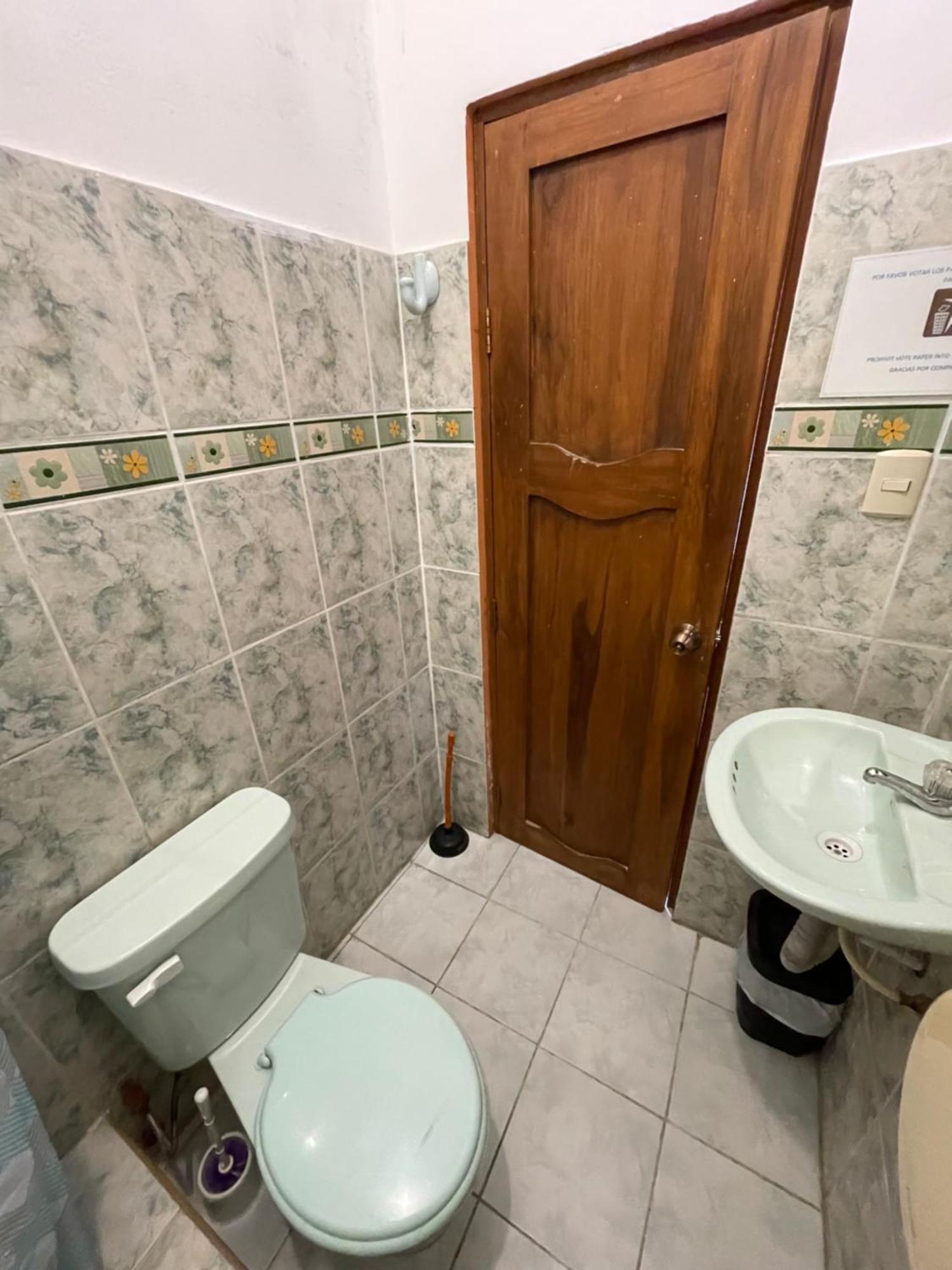 Готель Casa De Huespedes "Darling" Пуерто-Бакерісо-Морено Екстер'єр фото